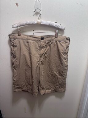 Hurley Men's Khaki Flat-Front Shorts size 36